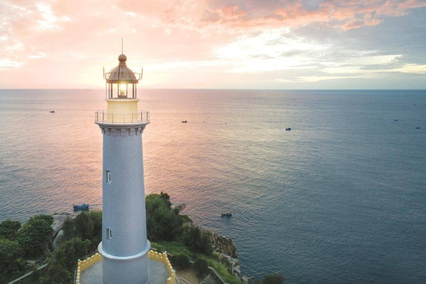 Ngọn Hải Đăng Hòn Chút đón bình minh