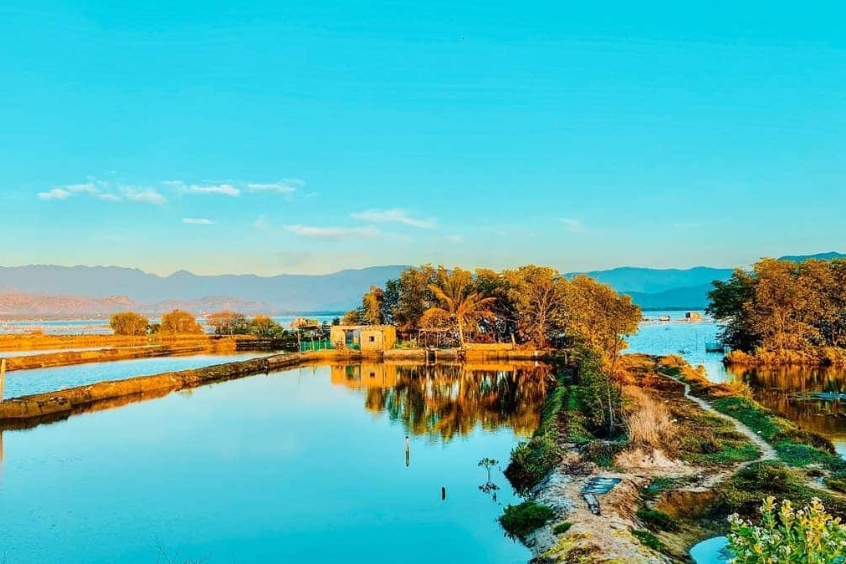 Vẻ đẹp yên bình của Đầm Thủy Triều