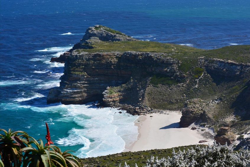 Khám phá Vịnh Hout - Nơi núi non hùng vĩ gặp gỡ biển cả bao la