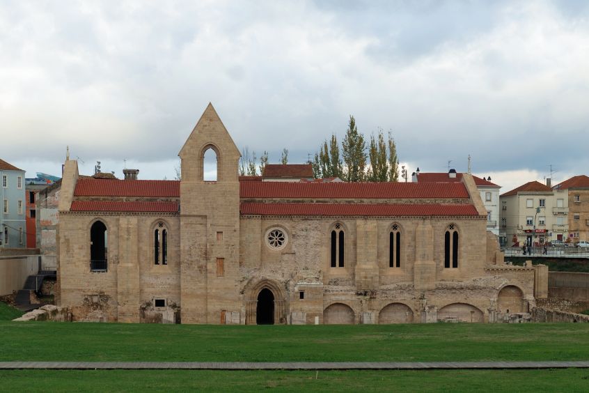 Khám phá vẻ đẹp cổ kính và câu chuyện ẩn sau Tu viện Santa Clara-a-Velha