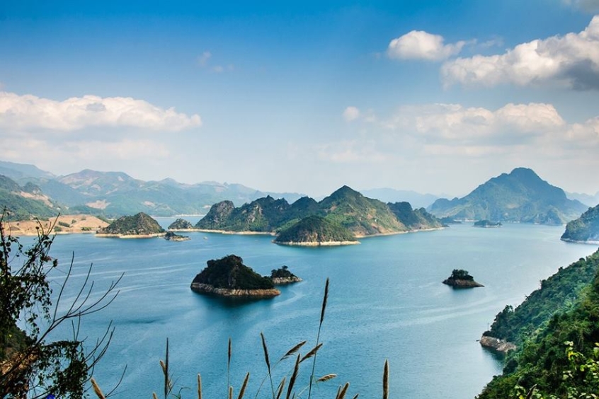 Ba Khan - Nơi núi non và sông nước hòa quyện