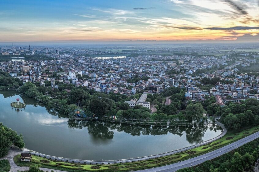 Dạo bước bên Hồ Bán Nguyệt, tận hưởng không gian yên bình và thơ mộng