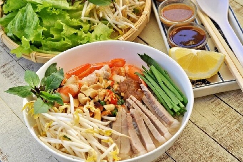 Bún gỏi gà  - Món ăn đặc sản làm nên cái hồn cho vùng đất Hậu Giang bình dị