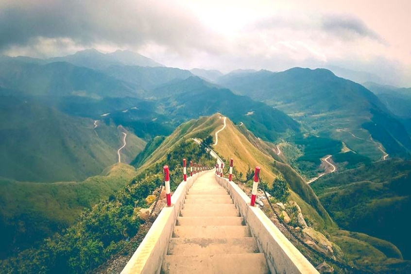 Cột mốc 1305 và sống lưng khủng long - Bước đi trên sống lưng khủng long giữa mây trời Đông Bắc