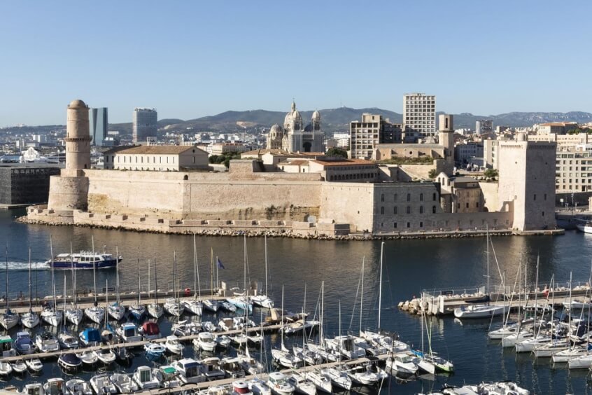 ình yên tại Vieux-Port, ngắm nhìn những con thuyền neo đậu và cuộc sống thường ngày