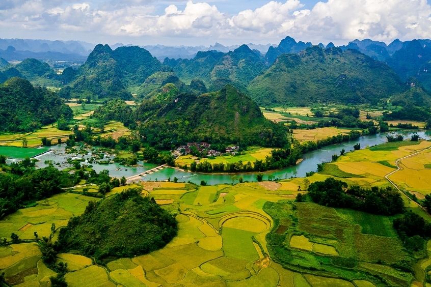 Khung cảnh thơ mộng giữa đại ngàn Cao Bằng – nơi non xanh nước biếc hòa quyện tạo nên một bức tranh sơn thủy hữu tình. (Nguồn: Internet)