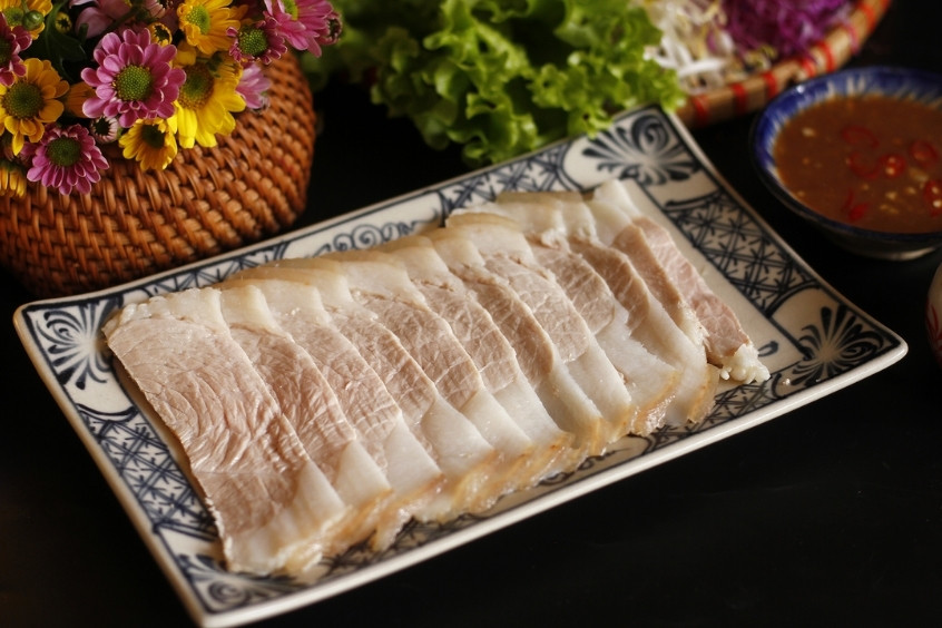 Thịt heo hai đầu da, món ngon đặc trưng xứ Quảng, thường dùng kèm mắm nêm và rau sống cuốn bánh tráng (Nguồn: Internet)