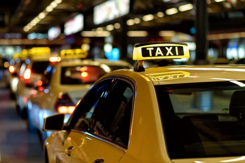 Di chuyển trong nội đô Đà Nẵng dễ dàng với taxi, xe máy, xe điện hay các ứng dụng gọi xe công nghệ (Nguồn: Internet)