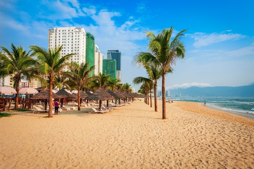 Bãi biển Mỹ Khê với hàng dừa xanh và khu resort gần biển (Nguồn: Internet)