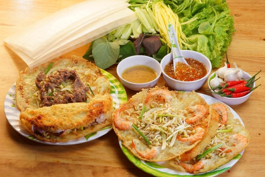 Bánh xèo tôm nhảy, món ngon đặc trưng đất võ, giòn rụm, thơm nức, ăn kèm rau sống và nước chấm đậm đà khó quên (Nguồn: Internet)