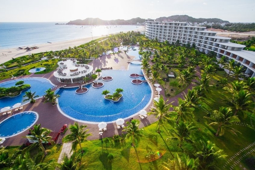 Các khu resort ven biển tại Bình Định mang đến trải nghiệm nghỉ dưỡng sang trọng, view biển tuyệt đẹp và đầy đủ tiện nghi hiện đại (Nguồn: Internet)