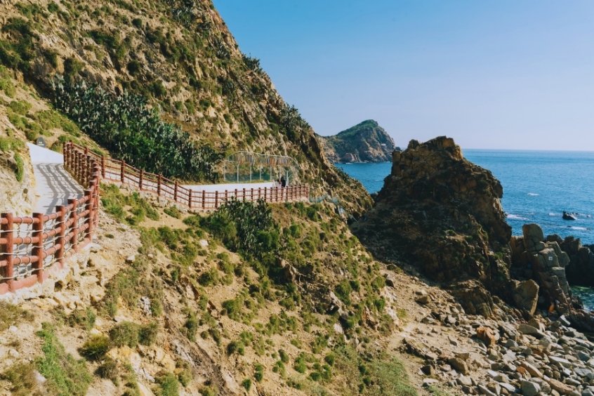 Eo Gió, tuyệt tác thiên nhiên hút hồn du khách với cung đường ven biển uốn lượn, sóng vỗ rì rào và vẻ đẹp hoang sơ đến mê mẩn (Nguồn: Internet)