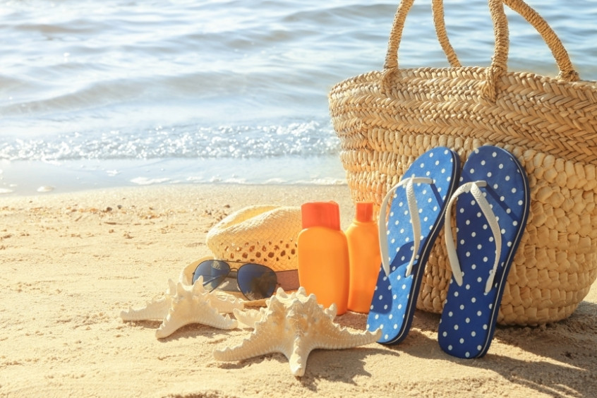 Đừng quên chuẩn bị kem chống nắng, dép tông, mũ rộng vành và túi đi biển để hành trình khám phá Bình Định luôn trọn vẹn và an toàn nhé (Nguồn: Internet)