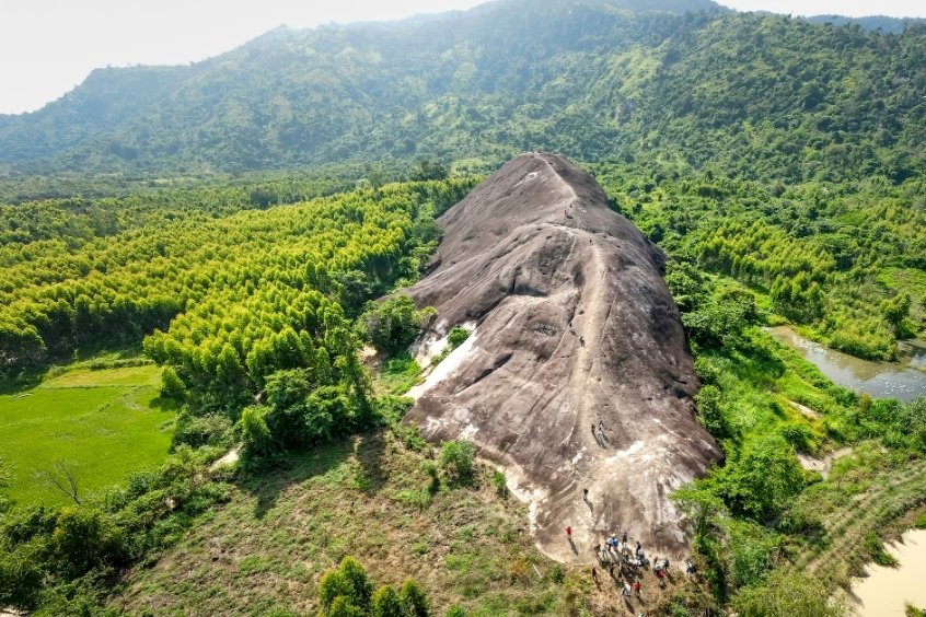Mùa khô từ tháng 12 đến tháng 4 là thời điểm lý tưởng để chinh phục núi đá Yang Tao và khám phá Tây Nguyên (Nguồn: Internet)
