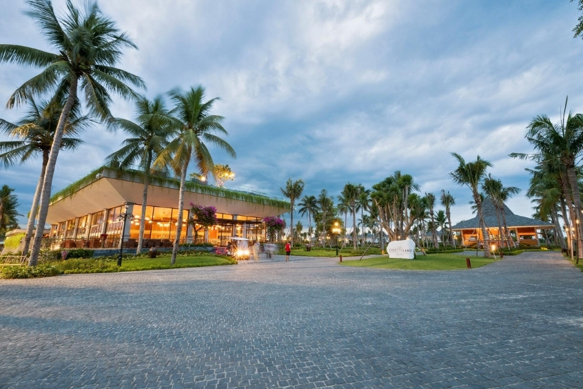 Không gian nghỉ dưỡng cao cấp giữa hàng dừa xanh mát, nơi lưu trú lý tưởng cho du khách khi du lịch Quảng Ngãi (Nguồn: Internet)