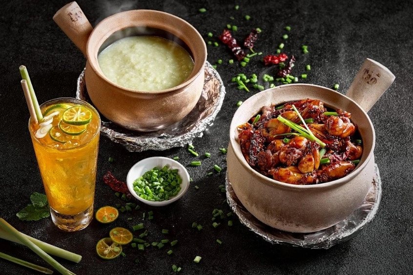 Món ếch kho Singapore ăn kèm cháo trắng nóng hổi, đặc sản nổi tiếng không thể bỏ lỡ khi ghé thăm Đảo quốc Sư tử (Nguồn: Internet)