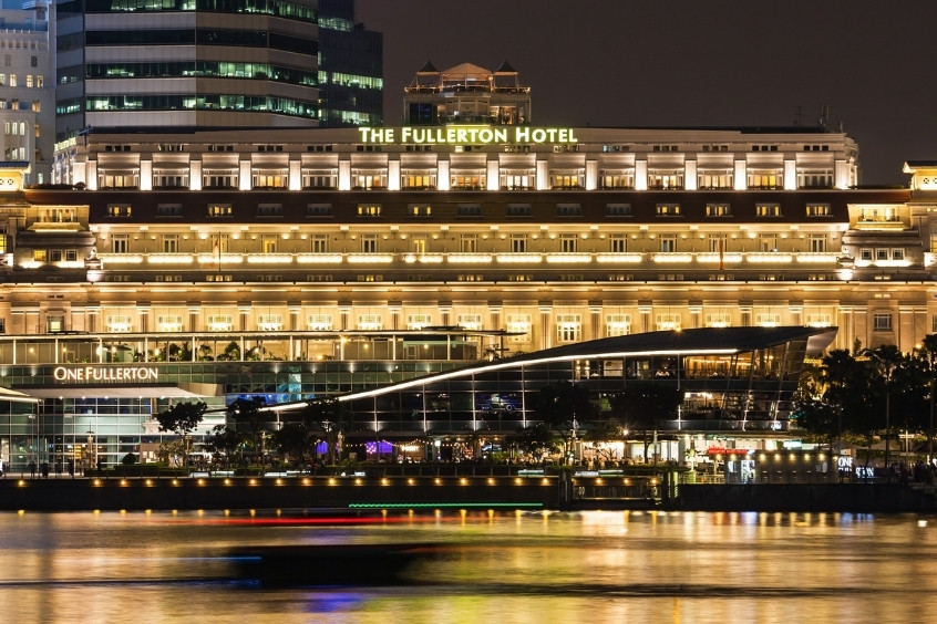 Khách sạn The Fullerton Hotel Singapore lung linh về đêm, nơi lưu trú đẳng cấp kết hợp giữa nét cổ kính và hiện đại (Nguồn: Internet)