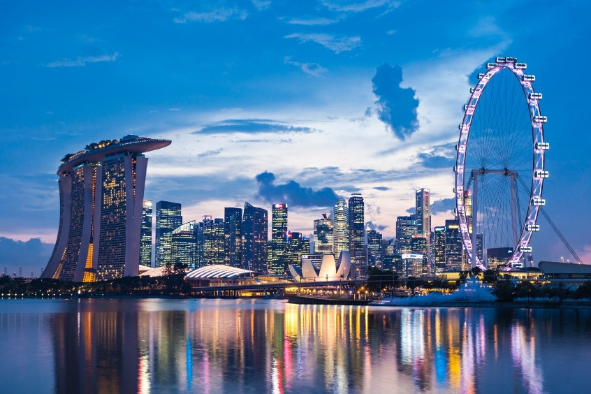 Toàn cảnh Marina Bay về đêm với Singapore Flyer và Marina Bay Sands, biểu tượng phồn vinh và năng động của đảo quốc (Nguồn: Internet)