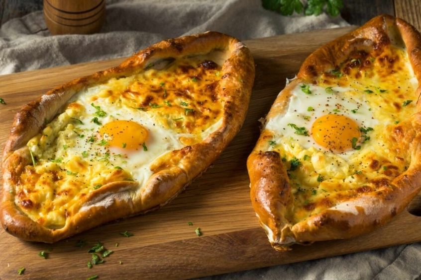 Bánh Khachapuri truyền thống của người Georgia