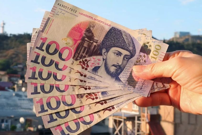 Đổi tiền mặt để đi du lịch ở Gruzia 