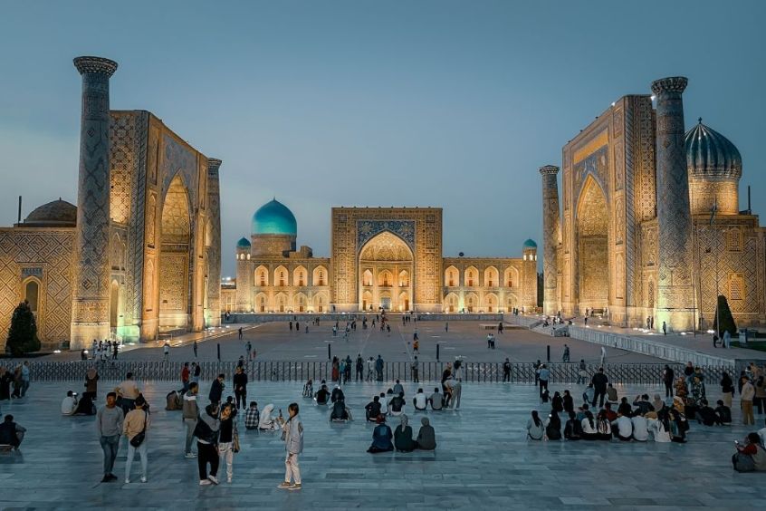 Quảng trường Registan ở Uzbekistan vào lúc hoàng hôn