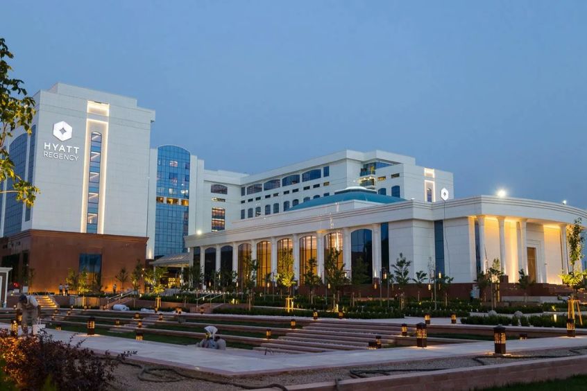 Khách sạn Hyatt Regency dưới ánh đèn đêm Uzbekistan