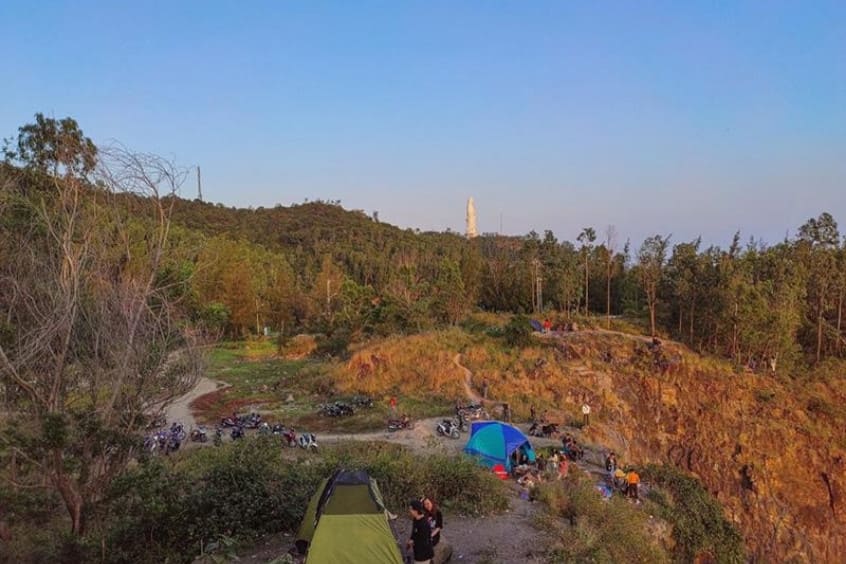 Tiệc BBQ ngoài trời vui vẻ trên thảm cỏ vàng tại bãi cỏ cháy Đà Nẵng kỷ niệm nhóm bạn khó quên