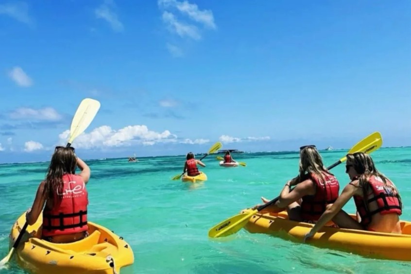 Chèo kayak vui chơi tại Bãi Dài Phú Quốc, khám phá biển xanh trong vắt và cát trắng hoang sơ