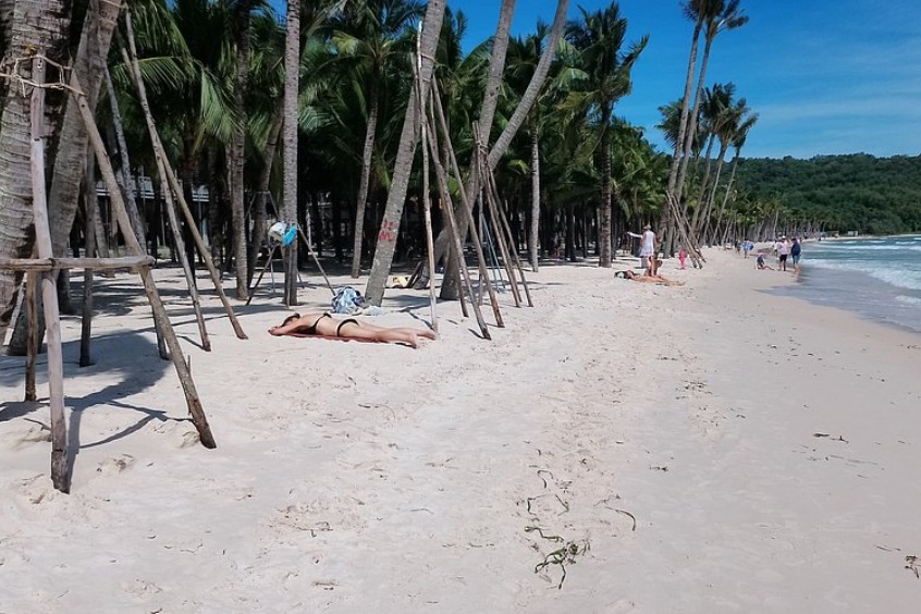 tắm biển, tắm nắng và thư giãn trên cát trắng mịn