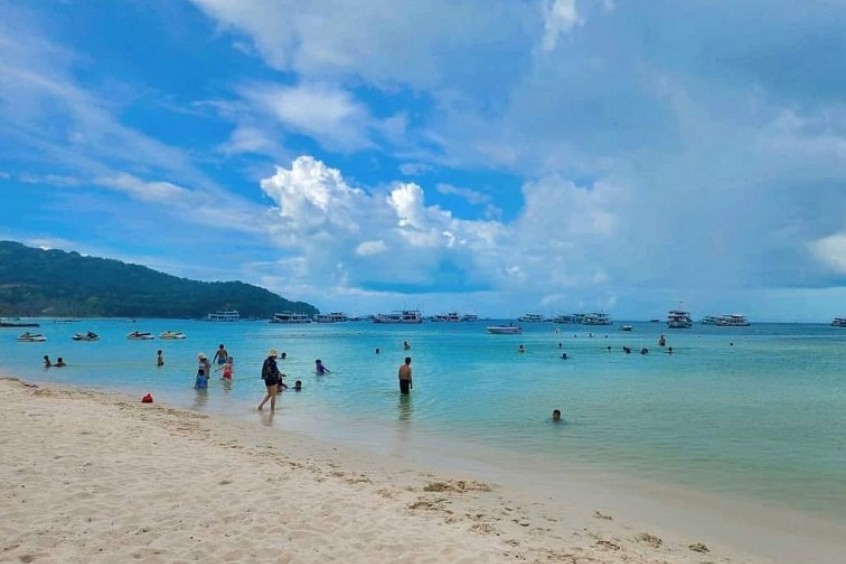 tắm biển thư giãn trên bãi cát trắng