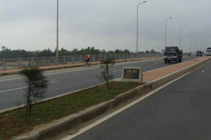 Tên gọi là cầu Đỏ Đà Nẵng là bởi vì trong lịch sử, cây cầu từng được sơn màu đỏ đặc trưng