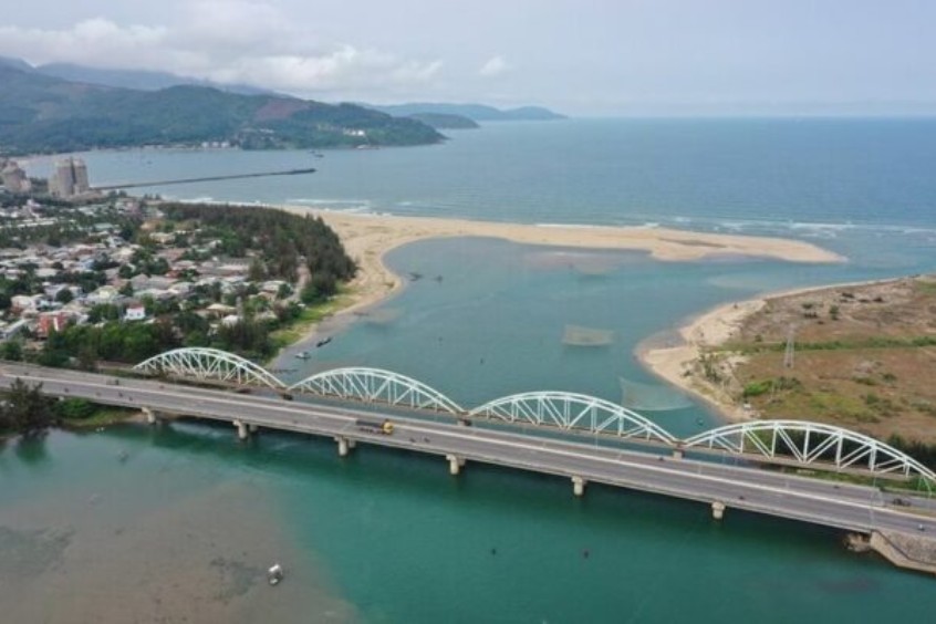 Cầu Đỏ Đà Nẵng cũ song song cầu mới hiện đại, sự tương phản giữa di sản lịch sử và phát triển đương đại