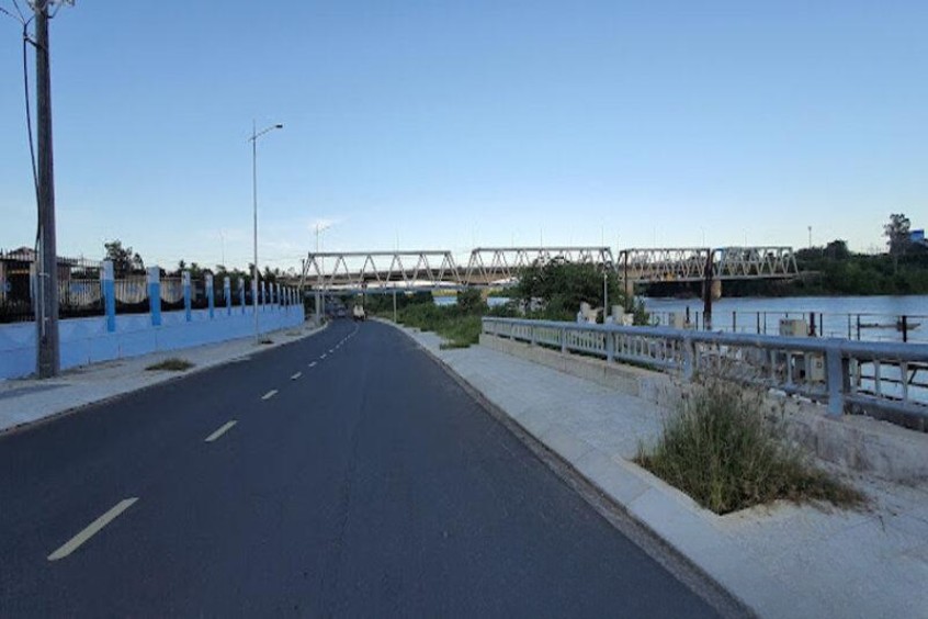 Góc chụp dưới chân cầu Đỏ Hòa Thọ Tây Cẩm Lệ Đà Nẵng, chi tiết nhịp dầm thép cổ điển Pháp đầy ấn tượng