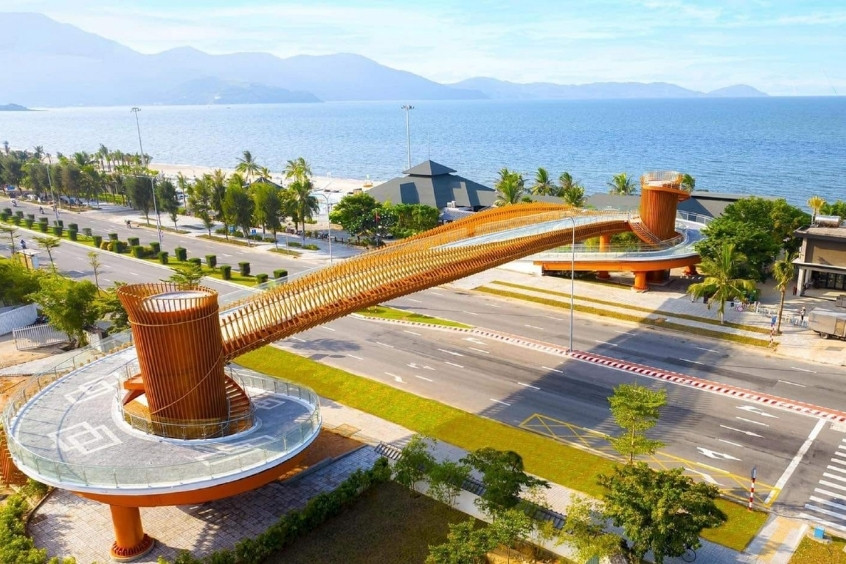 Cầu đi bộ ven vịnh Đà Nẵng 