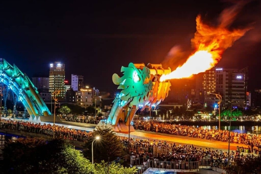 Cầu Rồng Đà Nẵng phun lửa về đêm ấn tượng rực rỡ cuối tuần