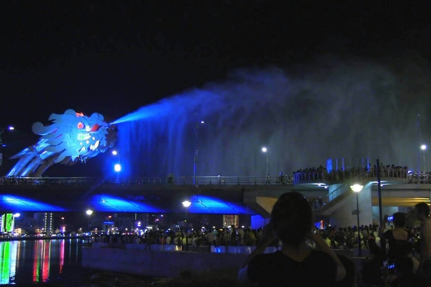 Hình ảnh cầu Rồng Đà Nẵng phun nước hàng nghìn mét khối từ miệng rồng đặc sắc