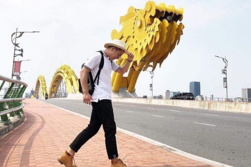 Du khách check-in sống ảo đầu rồng Cầu Rồng Đà Nẵng ấn tượng