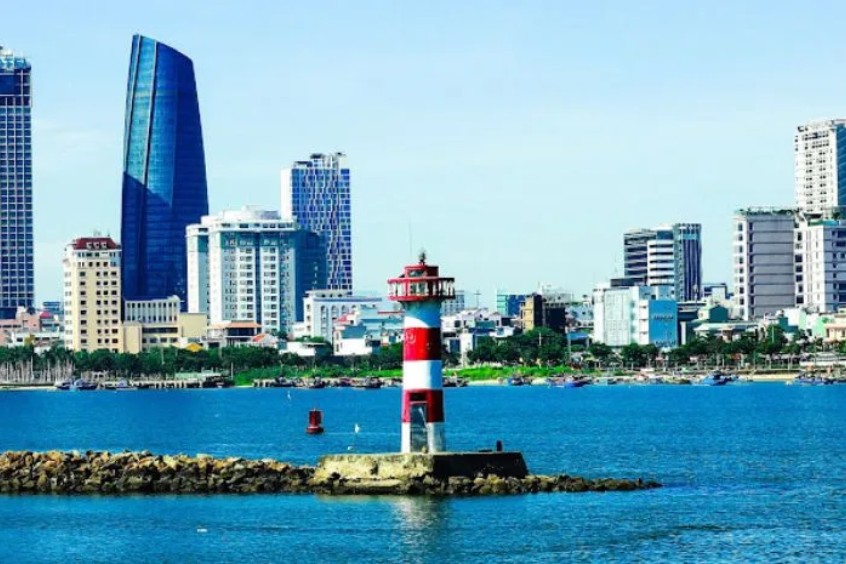 Hải đăng trắng đỏ kết hợp view cầu phía xa điểm chụp ảnh đẹp bên biển