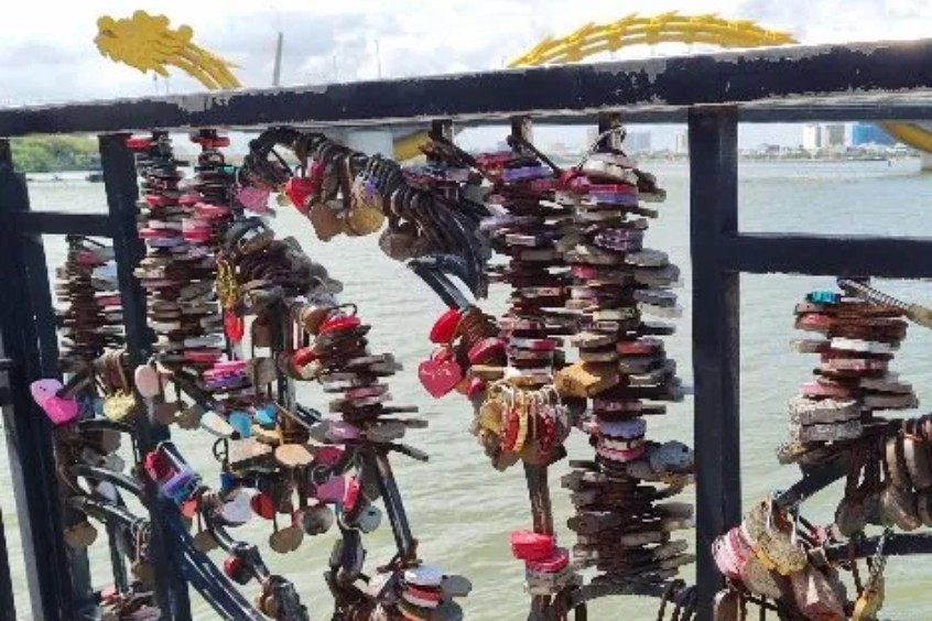 Hàng nghìn ổ khóa tình yêu trên cầu tình yêu Đà Nẵng bức tường tình yêu độc đáo