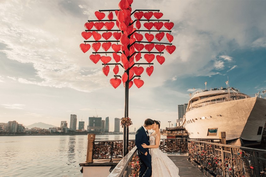 Đèn lồng trái tim lãng mạn tại cầu tình yêu Đà Nẵng điểm nhấn kiến trúc đặc biệt