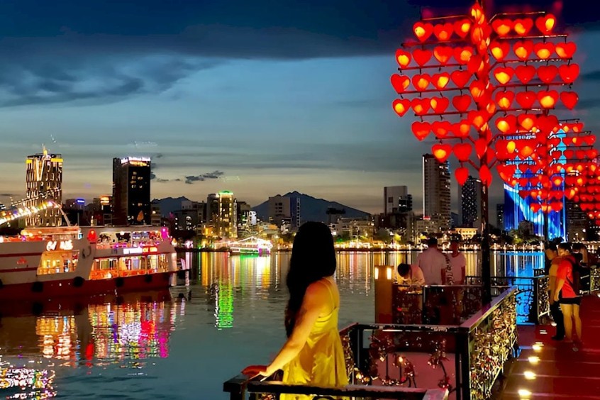 Chiêm ngưỡng Cầu Tình Yêu Đà Nẵng về đêm từ trên cầu với đèn trái tim lung linh