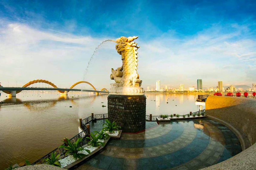Tượng Cá Chép Hóa Rồng phun nước sống động bên cầu tình yêu Đà Nẵng