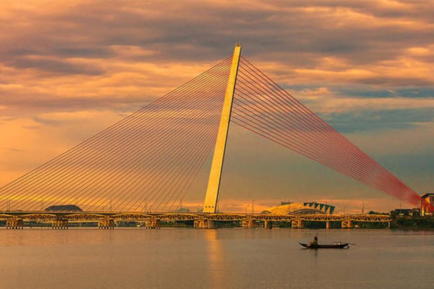 Hoàng hôn tuyệt đẹp trên cầu Trần Thị Lý Đà Nẵng trụ tháp nghiêng độc đáo và dây văng đỏ như cánh buồm