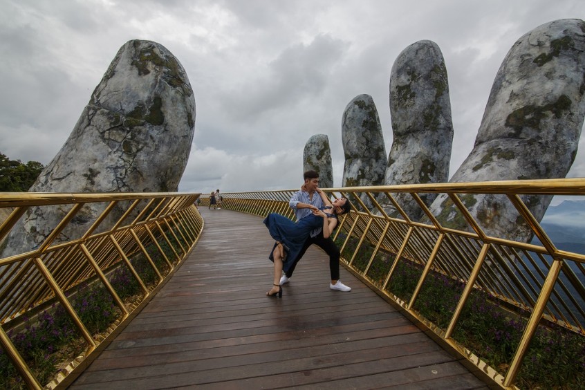 Du khách check-in trên cầu, chụp ảnh với background bàn tay khổng lồ siêu chân thực