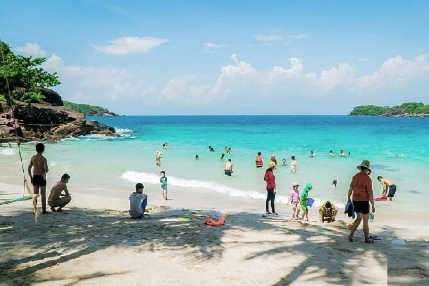 Tắm biển và check-in bãi biển Gành Dầu hoang sơ