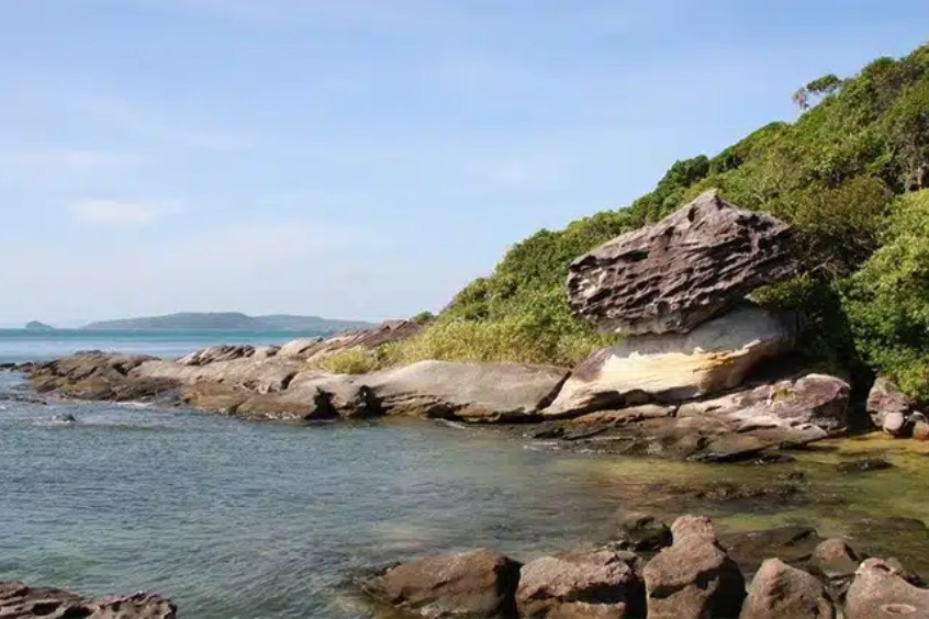 Check-in bãi đá độc lạ và rạn đá hình thù kỳ thú