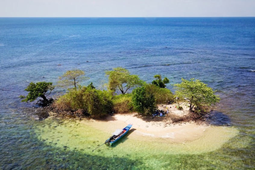 Bãi Đồi Mồi Phú Quốc với cát trắng mịn, nước biển trong veo và cây xanh trên đảo nhỏ