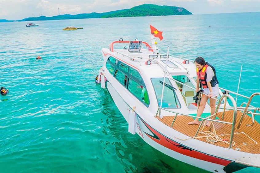 di chuyển bằng tàu riêng tại cảng An Thới 