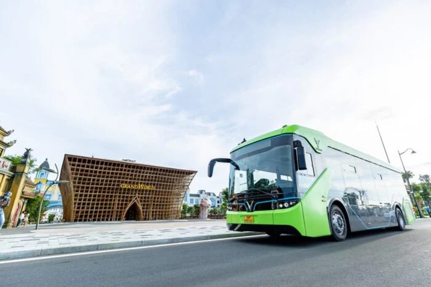 Xe bus điện VinBus đón du khách từ sân bay về Gran World hoàn toàn miễn phí
