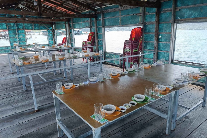 ngồi trên nhà bè, thưởng thức hải sản tươi ngon 